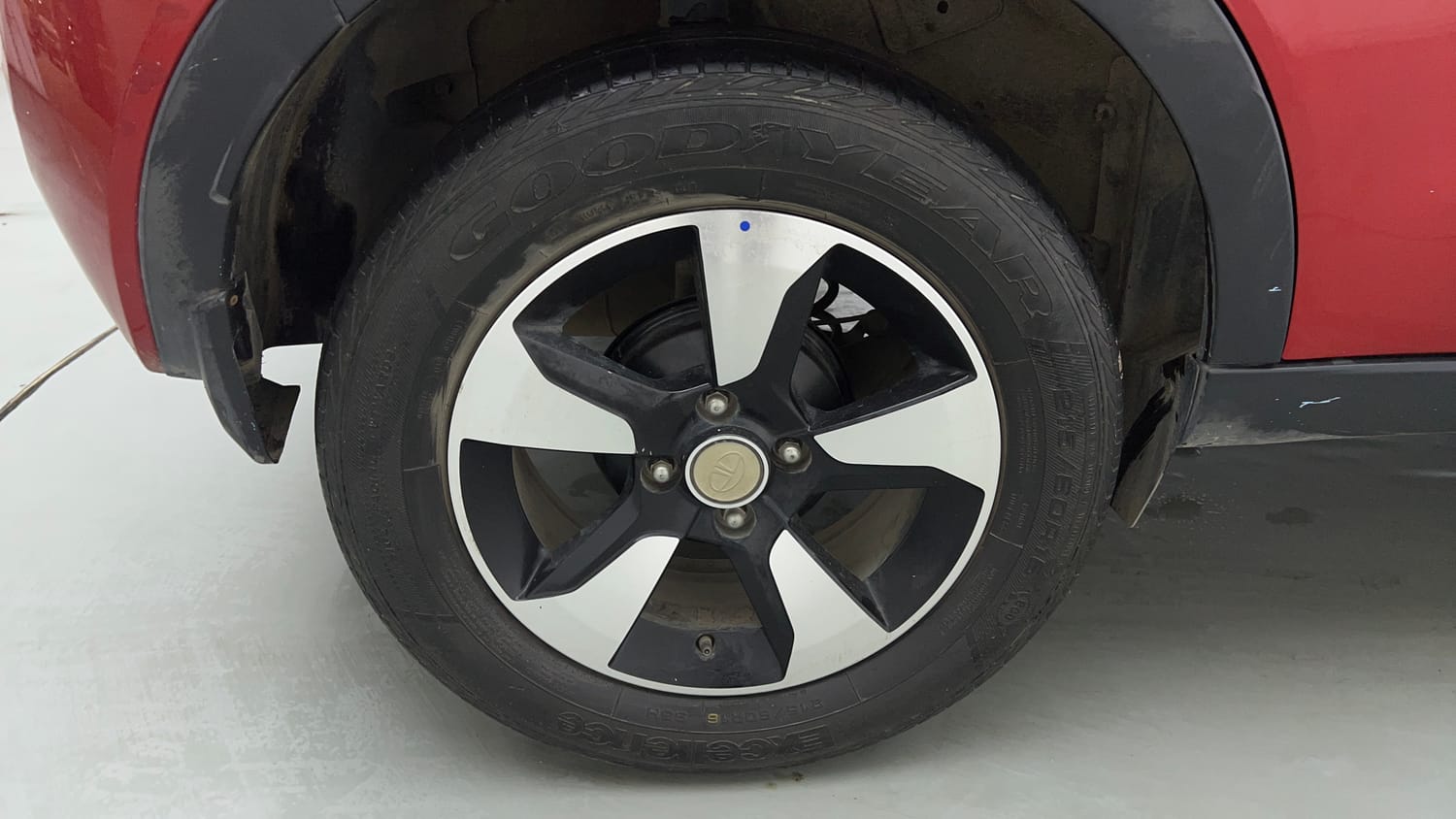 Used 2018 Tata Nexon XZA Plus Petrol Dual Tone Petrol Automatic tyres RIGHT REAR TYRE RIM VIEW