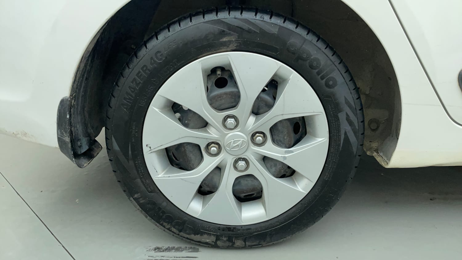 Used 2016 Hyundai Xcent S 1.2 Petrol Manual tyres RIGHT REAR TYRE RIM VIEW