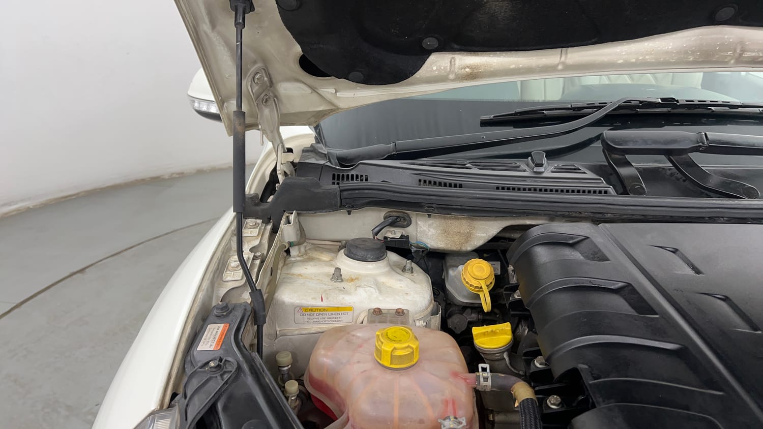 Used 2019 Mahindra XUV500 W9 Diesel Manual engine ENGINE RIGHT SIDE HINGE & APRON VIEW