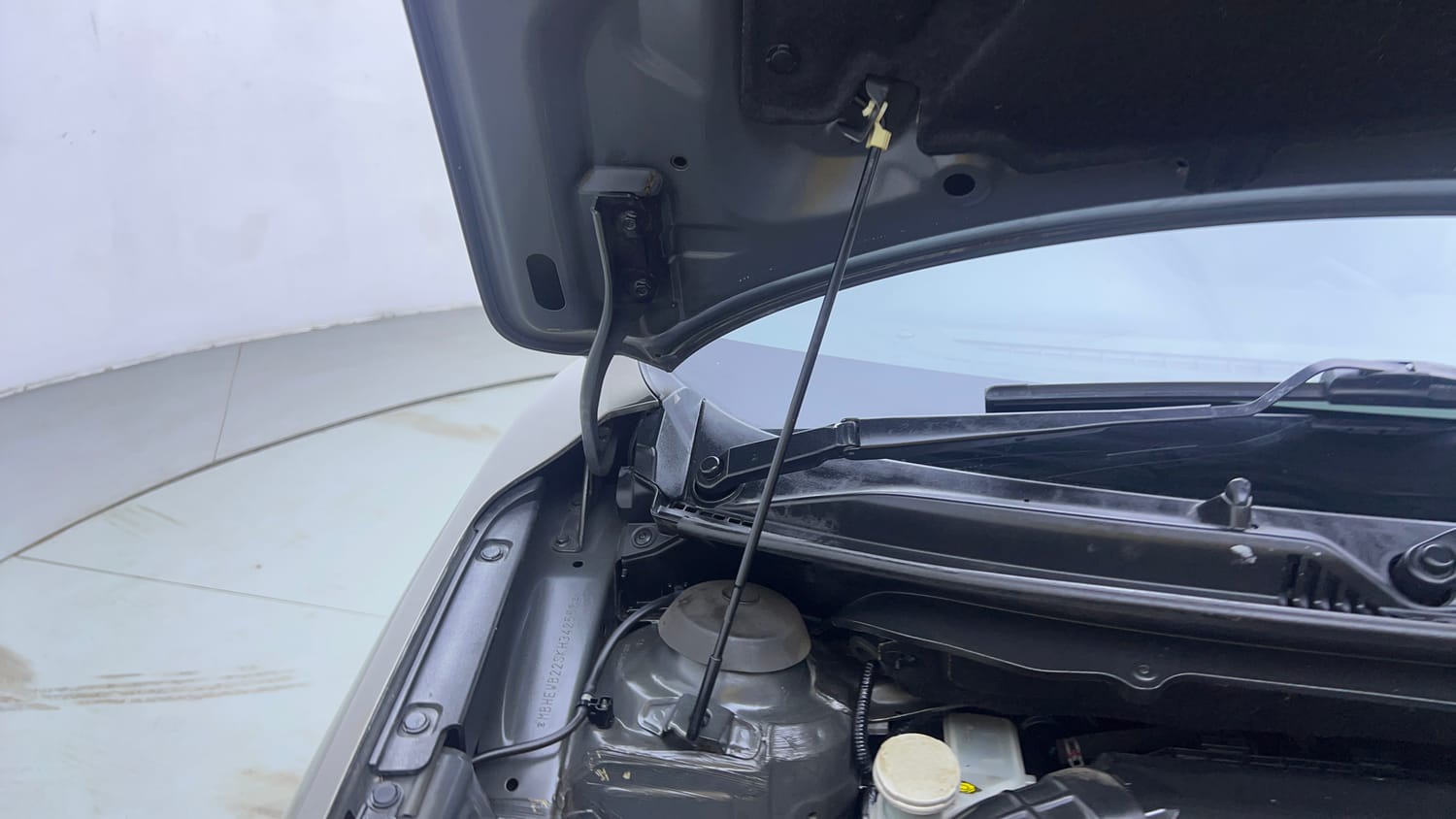 Used 2019 Maruti Suzuki Baleno Zeta 1.2 Petrol Manual engine ENGINE RIGHT SIDE HINGE & APRON VIEW