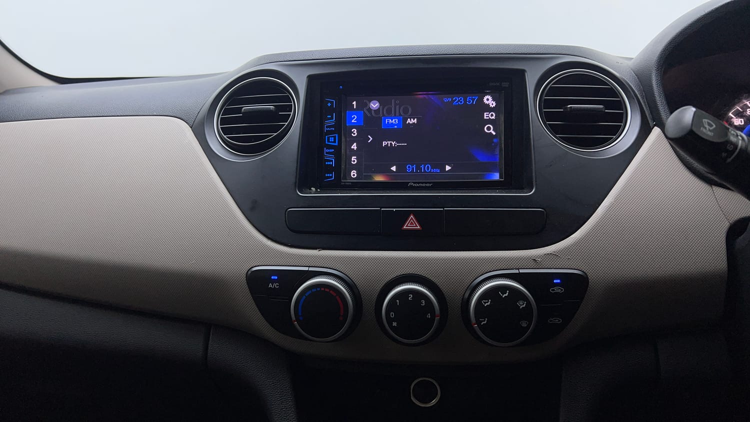 Used 2017 Hyundai Grand i10 Magna 1.2 Kappa VTVT Petrol Manual top_features Integrated (in-dash) music system