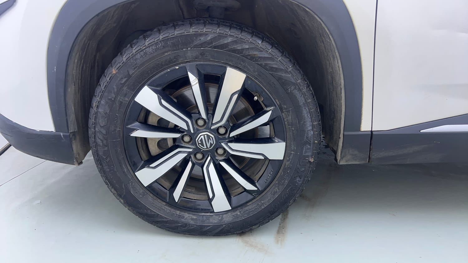 Used 2019 MG Motors Hector Sharp 1.5 DCT Petrol Petrol Automatic tyres LEFT FRONT TYRE RIM VIEW