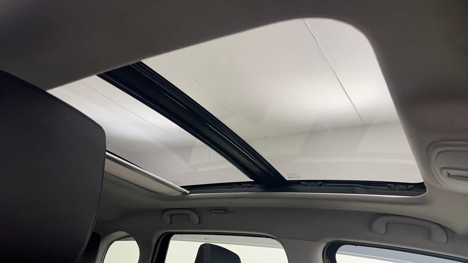 Used 2024 Toyota Urban Cruiser Hyryder V Hybrid Hybrid Automatic top_features Sunroof