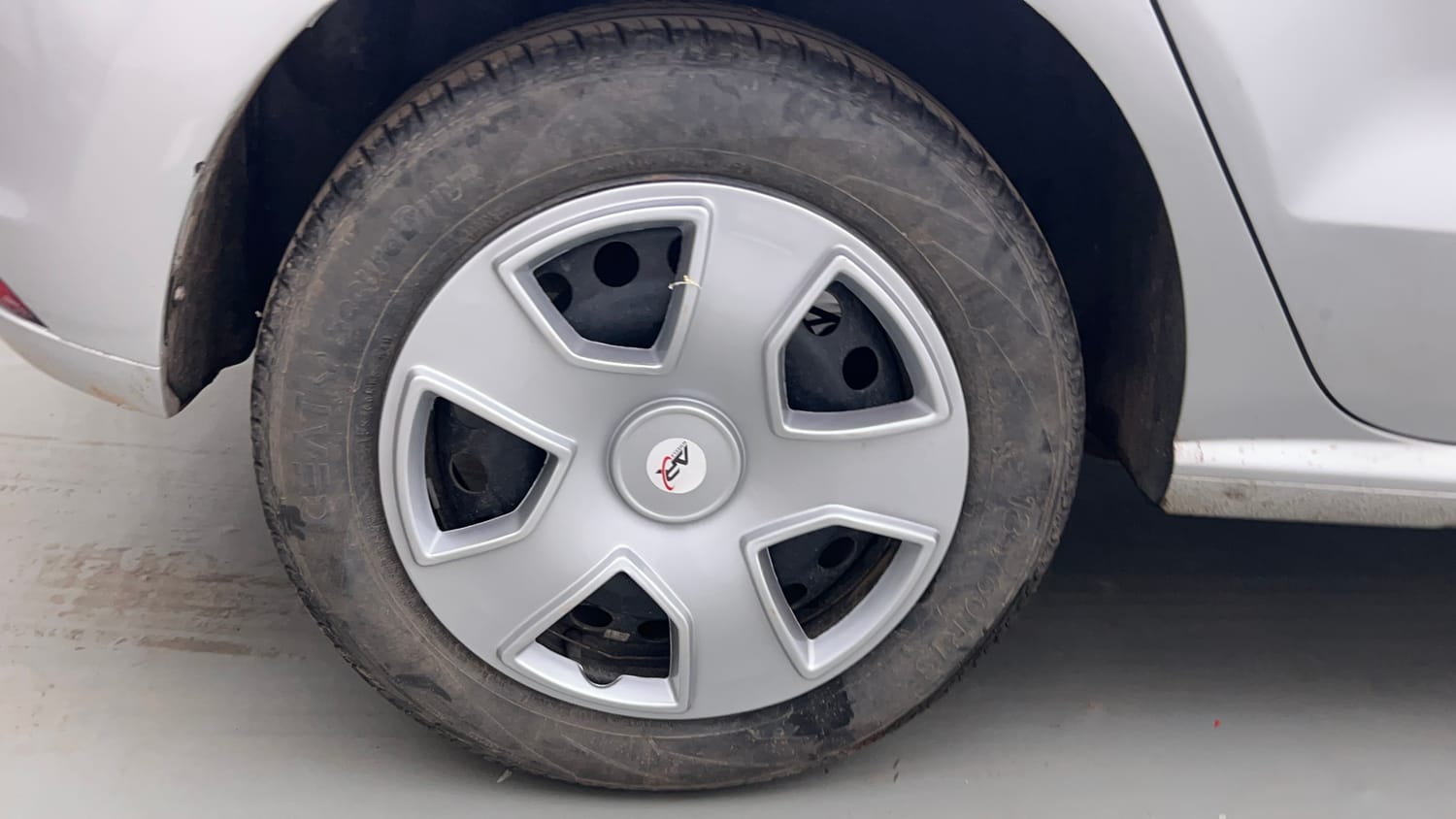 Used 2015 Volkswagen Polo Comfortline 1.2L (P) Petrol Manual tyres RIGHT REAR TYRE RIM VIEW