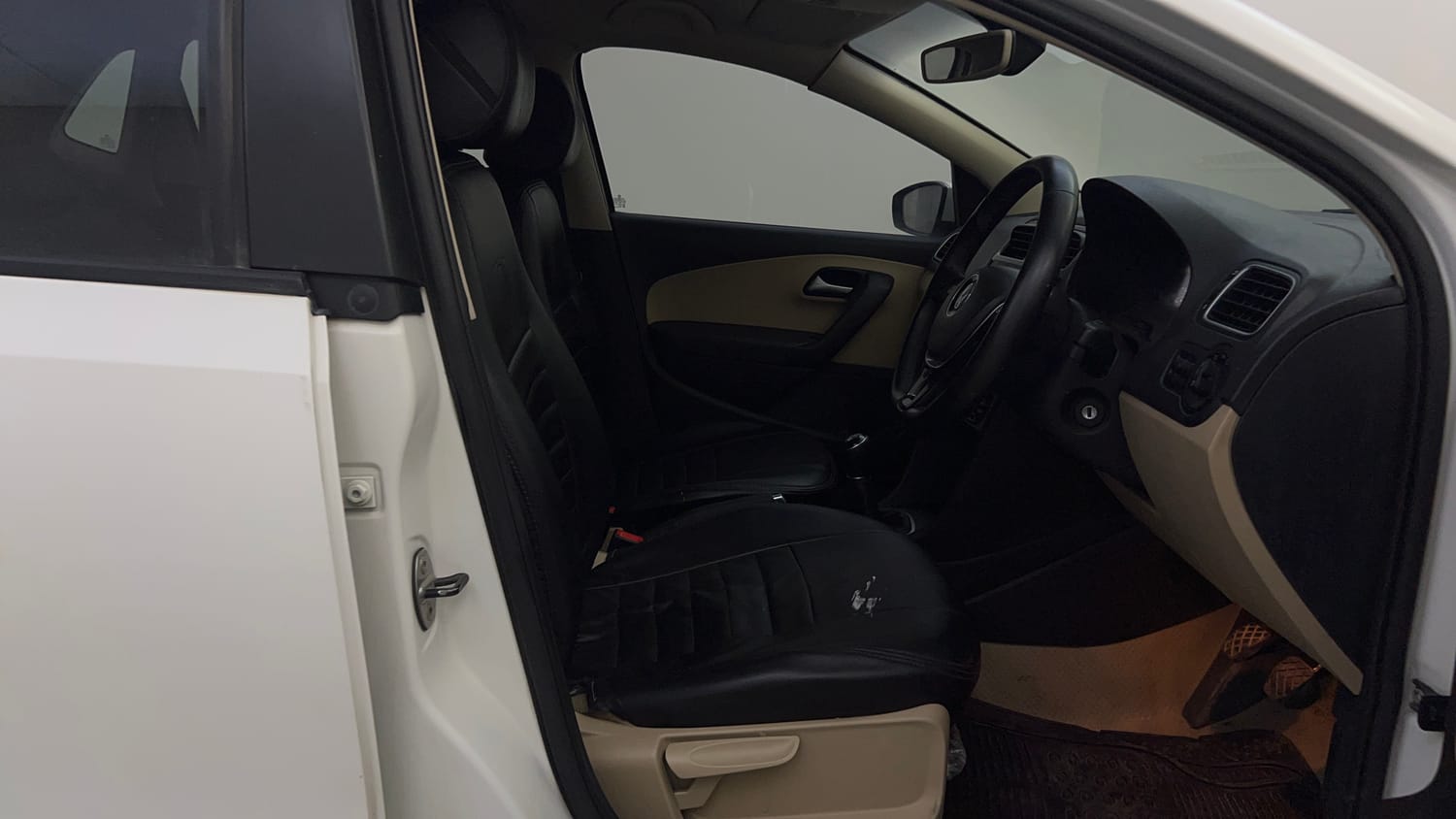 Used 2016 Volkswagen Polo Highline1.2L (P) Petrol Manual interior RIGHT SIDE FRONT DOOR CABIN VIEW
