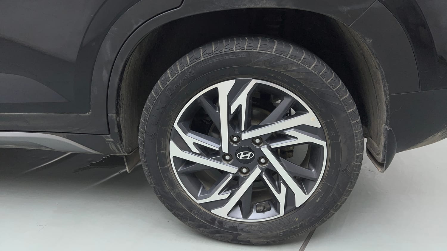 Used 2024 Hyundai Creta 1.5 MPi Petrol MT SX Petrol Manual tyres LEFT REAR TYRE RIM VIEW