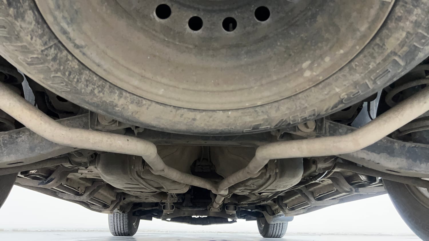 Used 2019 Mahindra XUV500 W9 Diesel Manual extra REAR UNDERBODY VIEW (TAKEN FROM REAR)