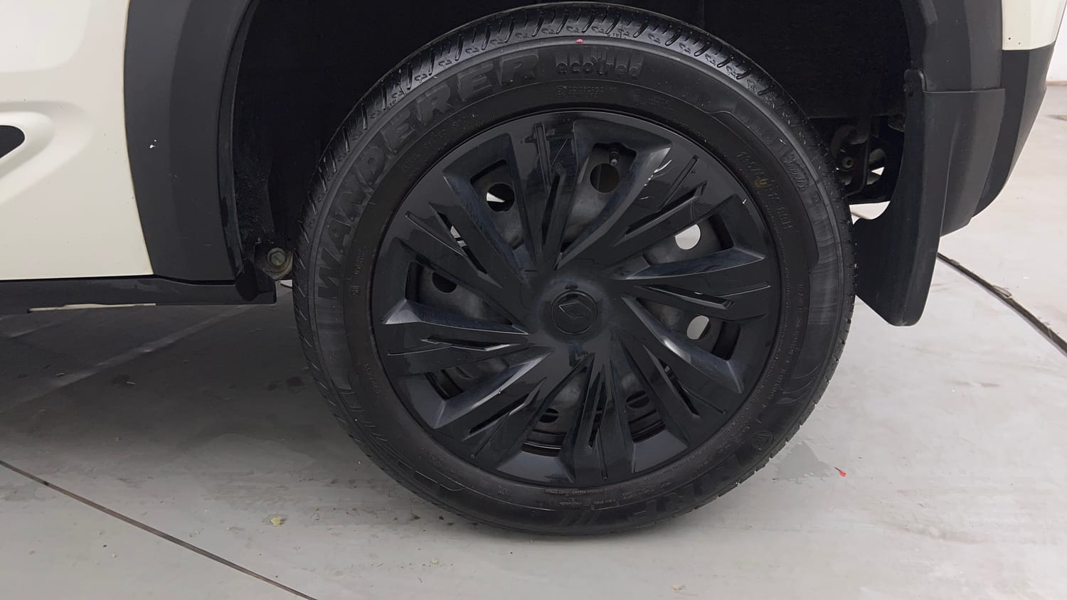 Used 2024 Renault Kiger RXL Petrol Manual tyres LEFT REAR TYRE RIM VIEW