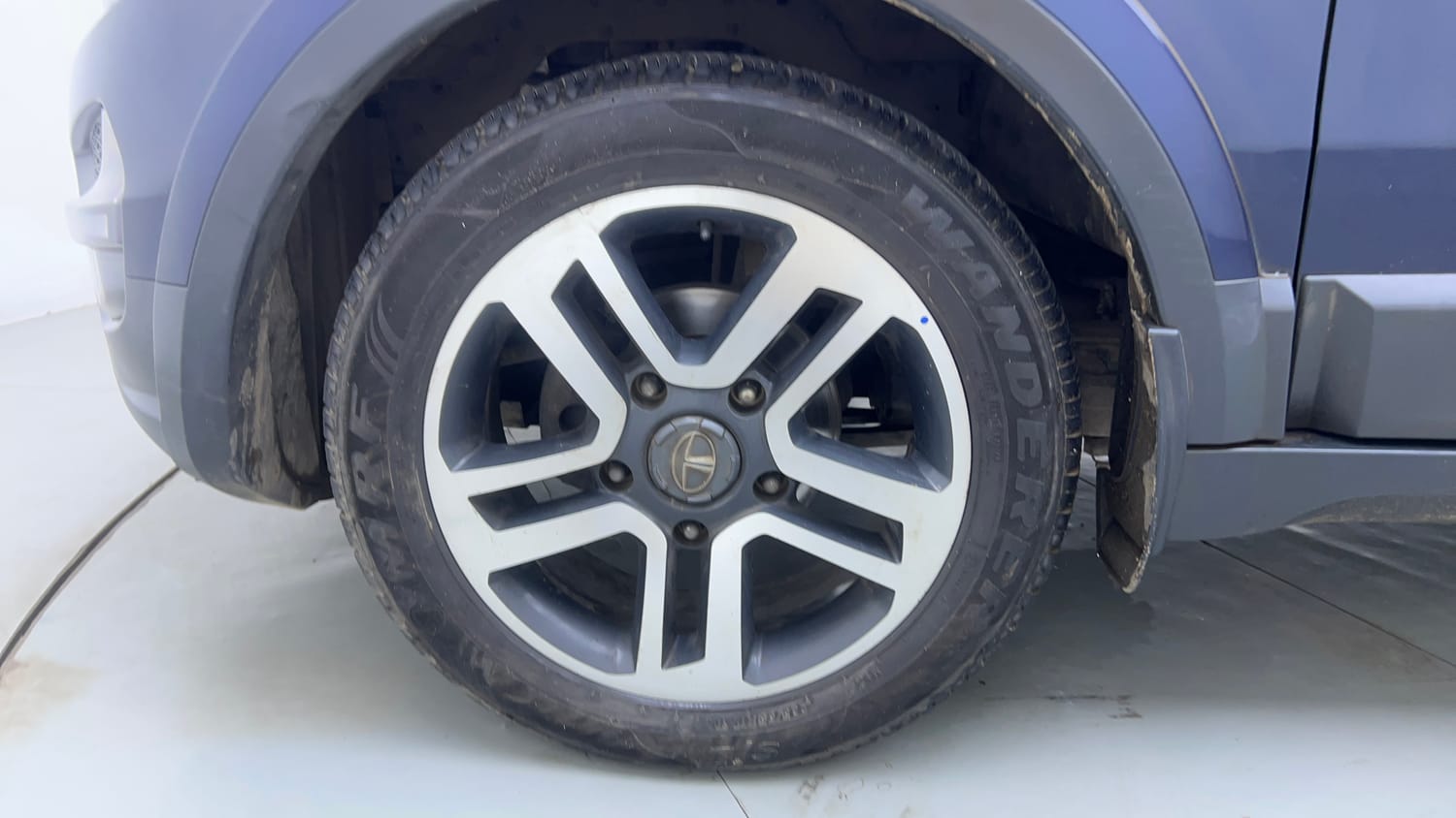 Used 2017 Tata Hexa XTA 4x2 7 STR Diesel Automatic tyres LEFT FRONT TYRE RIM VIEW