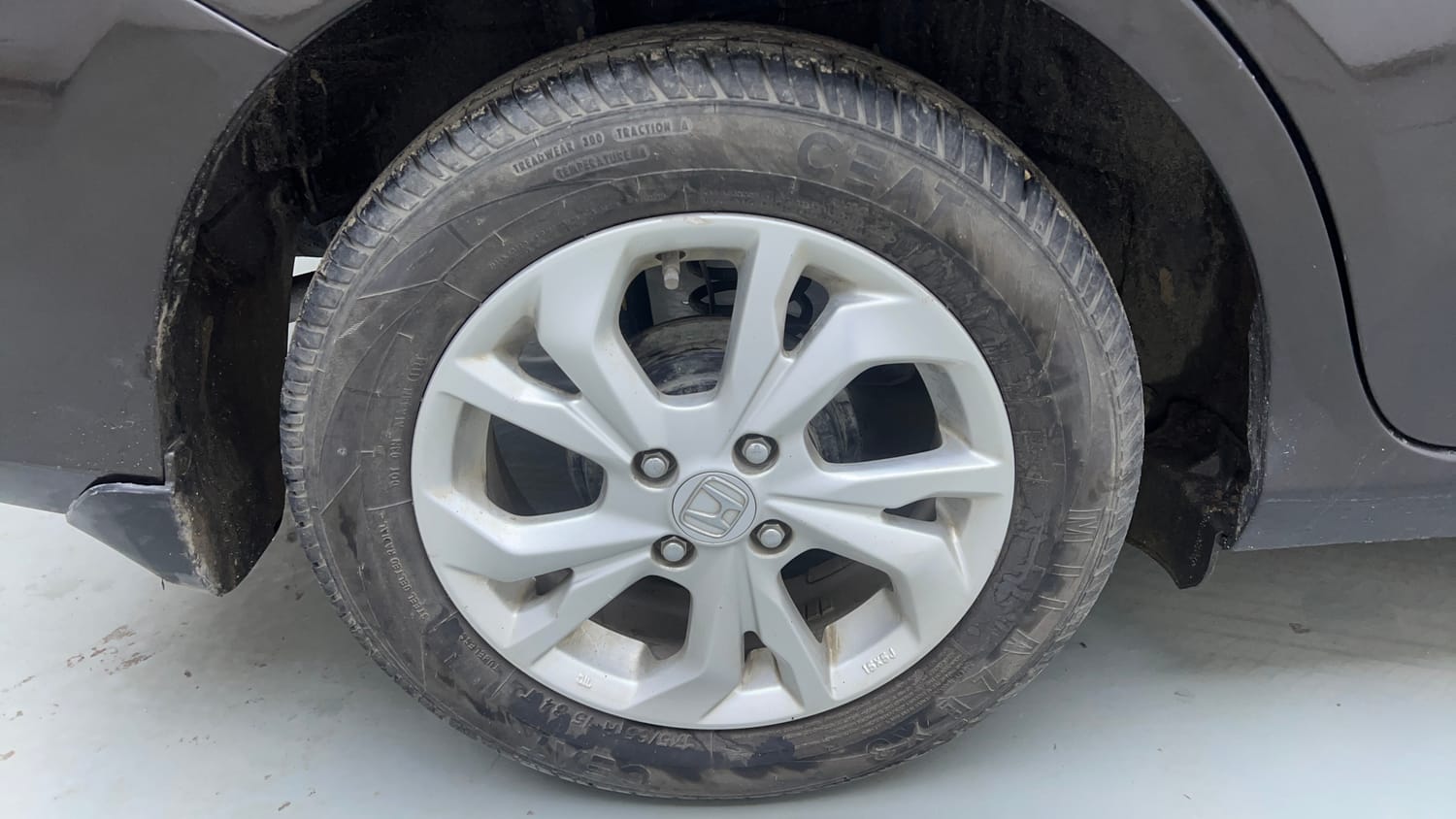 Used 2020 Honda Amaze 1.2 VX CVT Petrol Petrol Automatic tyres RIGHT REAR TYRE RIM VIEW