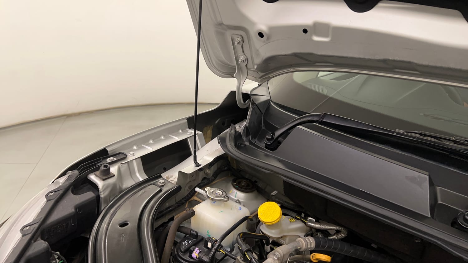 Used 2024 Renault Kiger RXZ Turbo CVT Dual Tone Petrol Automatic engine ENGINE RIGHT SIDE HINGE & APRON VIEW