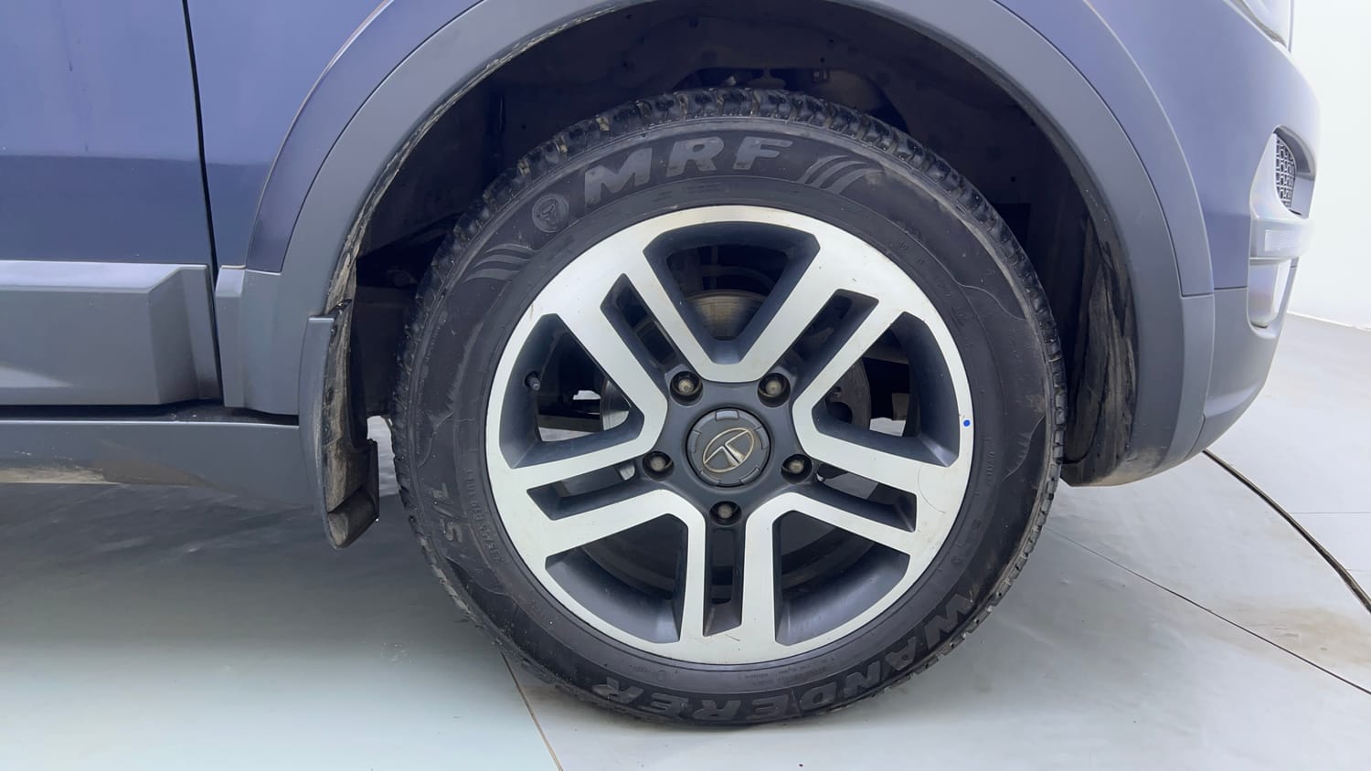 Used 2017 Tata Hexa XTA 4x2 7 STR Diesel Automatic tyres RIGHT FRONT TYRE RIM VIEW