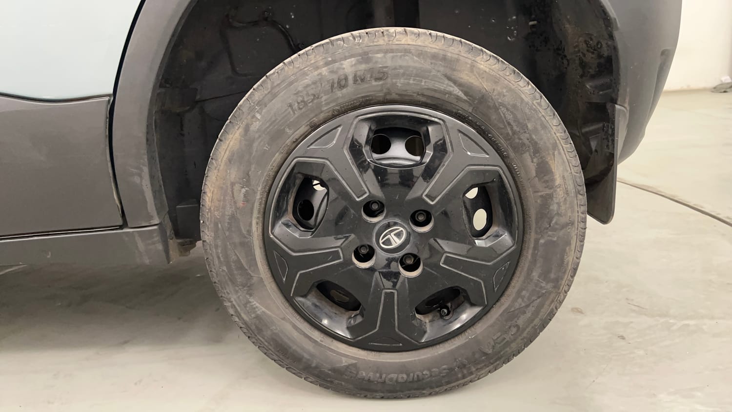 Used 2022 Tata Punch Adventure Rhythm Pack MT Petrol Manual tyres LEFT REAR TYRE RIM VIEW