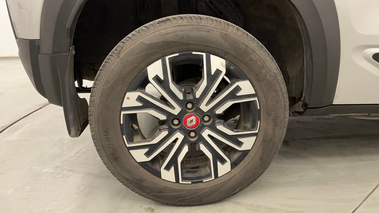 Used 2024 Renault Kiger RXZ Turbo CVT Dual Tone Petrol Automatic tyres RIGHT REAR TYRE RIM VIEW