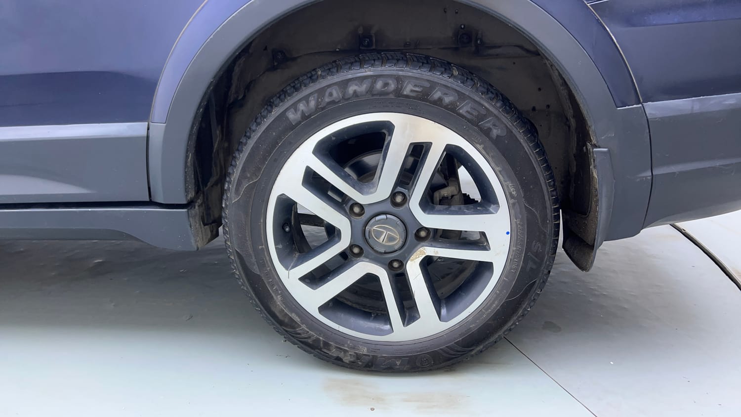 Used 2017 Tata Hexa XTA 4x2 7 STR Diesel Automatic tyres LEFT REAR TYRE RIM VIEW