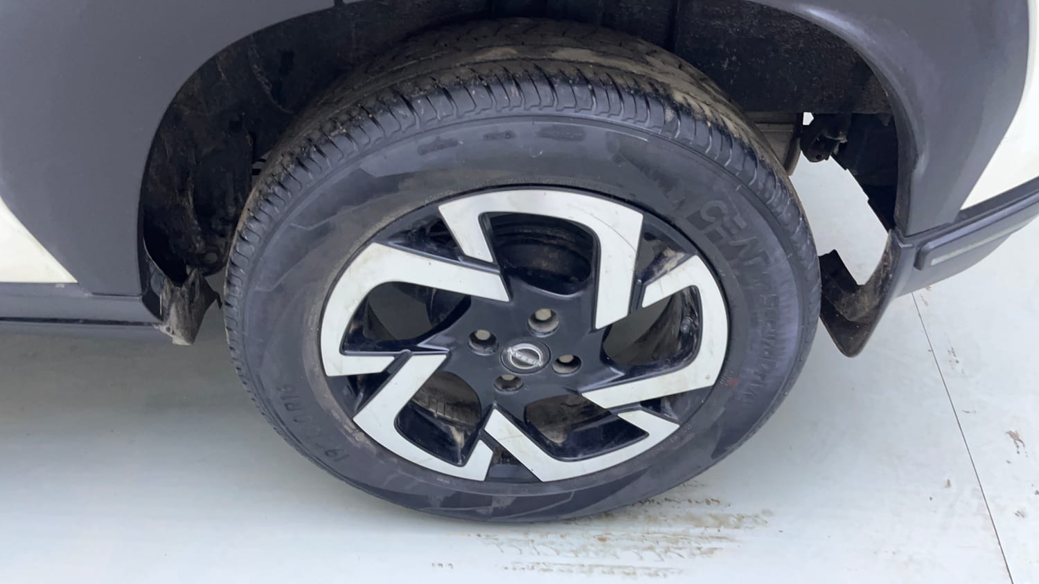 Used 2021 Nissan Magnite XV Dual Tone Petrol Manual tyres LEFT REAR TYRE RIM VIEW