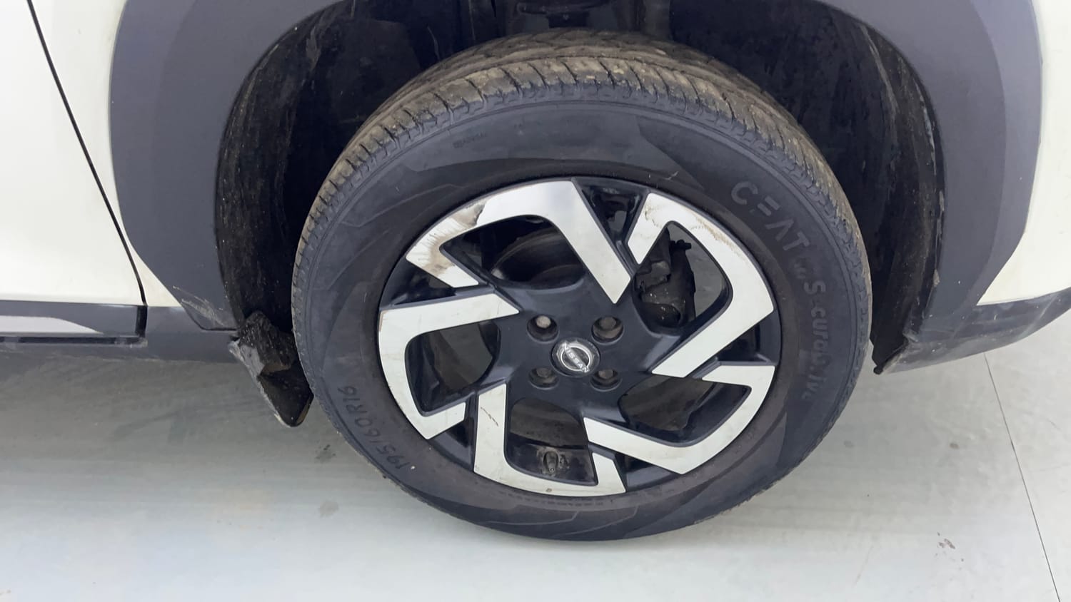 Used 2021 Nissan Magnite XV Dual Tone Petrol Manual tyres RIGHT FRONT TYRE RIM VIEW