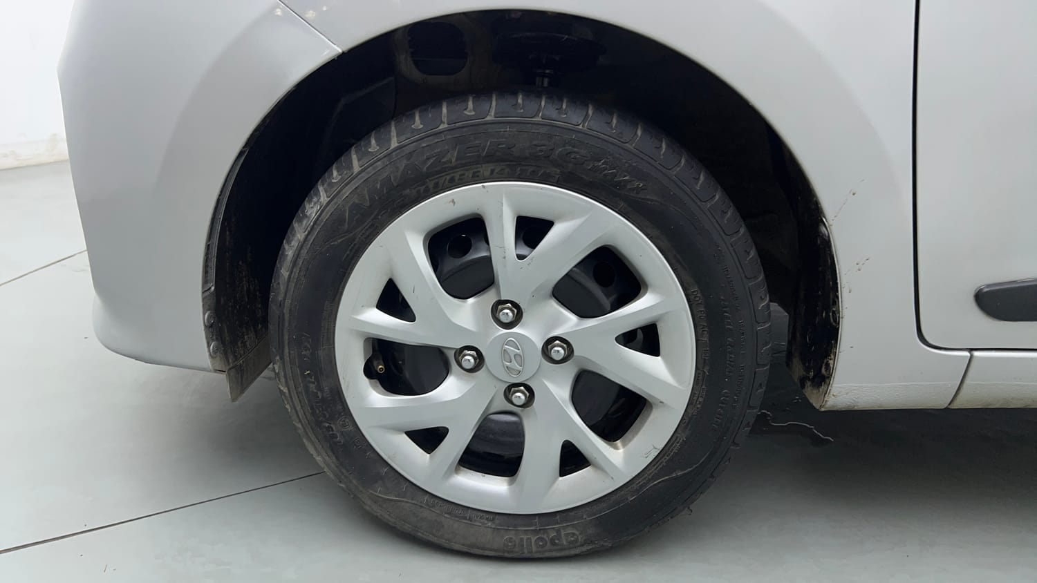 Used 2017 Hyundai Grand i10 Magna 1.2 Kappa VTVT Petrol Manual tyres LEFT FRONT TYRE RIM VIEW