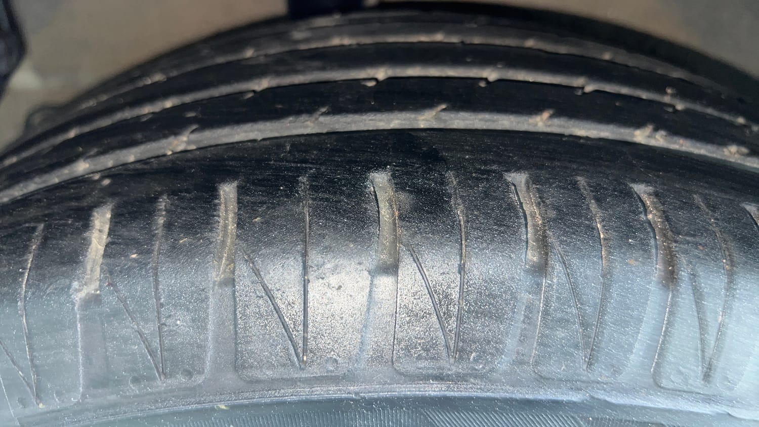 Used 2022 Kia Sonet GTX Plus 1.5 AT Diesel Automatic tyres RIGHT REAR TYRE TREAD VIEW