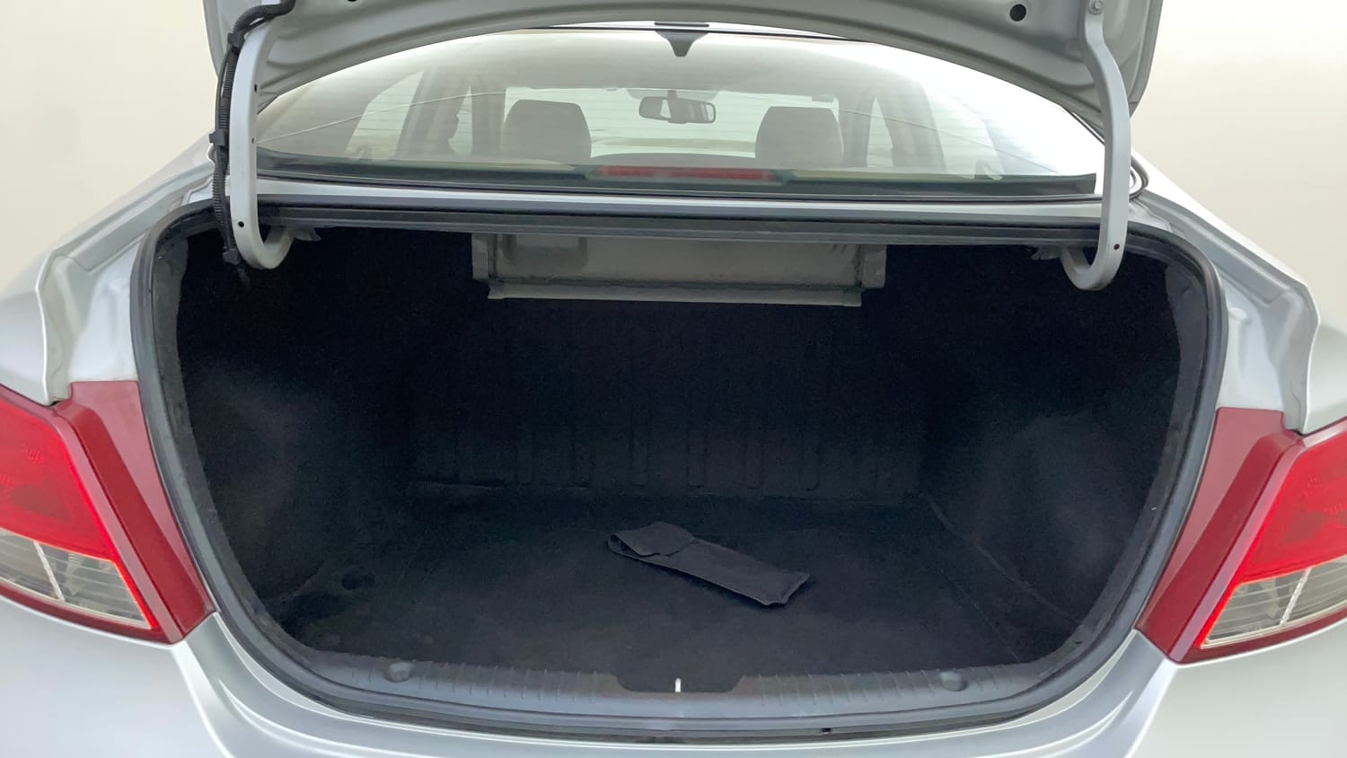 Used 2016 Hyundai Fluidic Verna 4S 1.6 VTVT SX Petrol Manual interior DICKY INSIDE VIEW