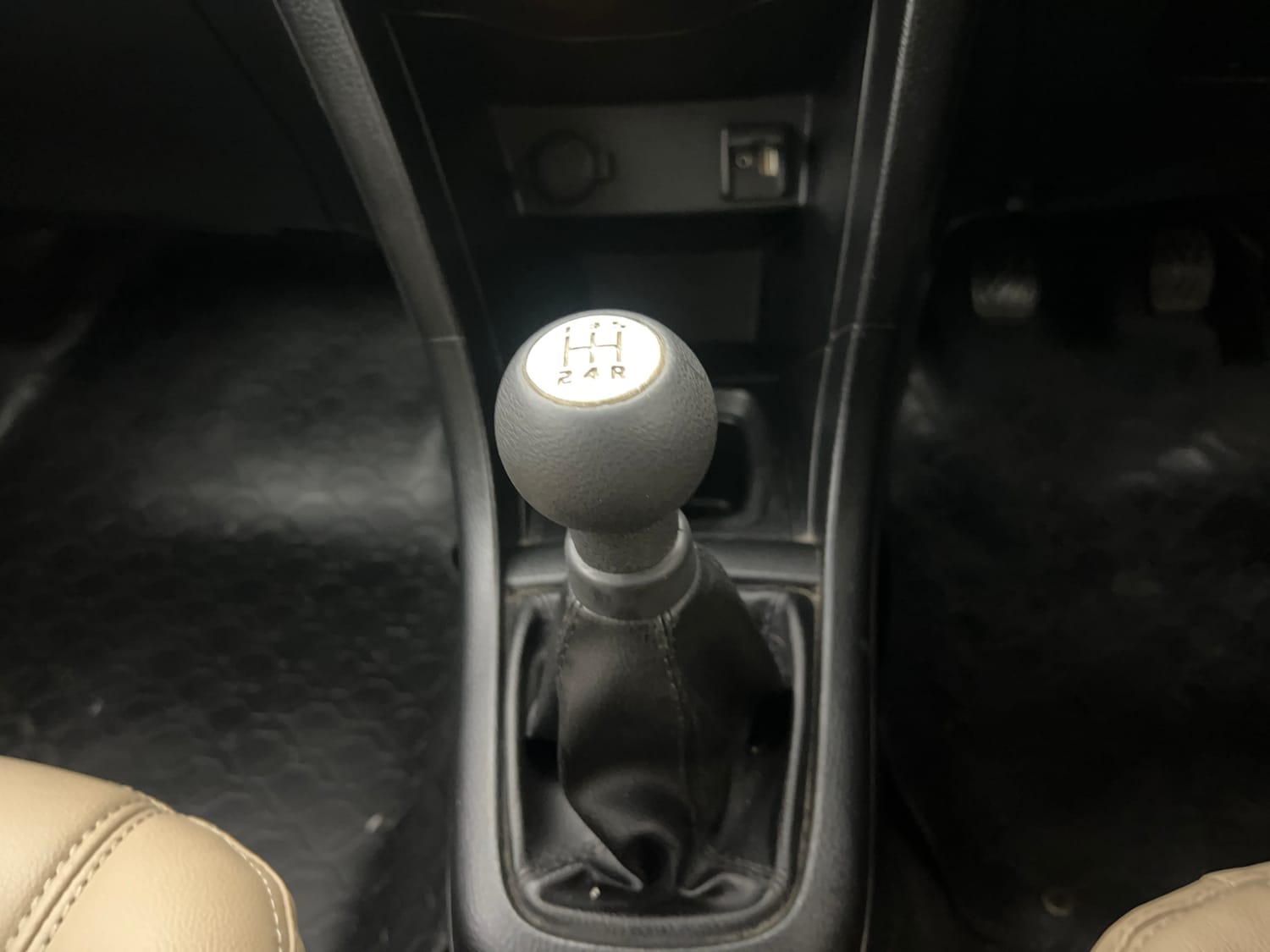 Used 2012 Maruti Suzuki Swift LXi Petrol Manual interior GEAR  KNOB VIEW
