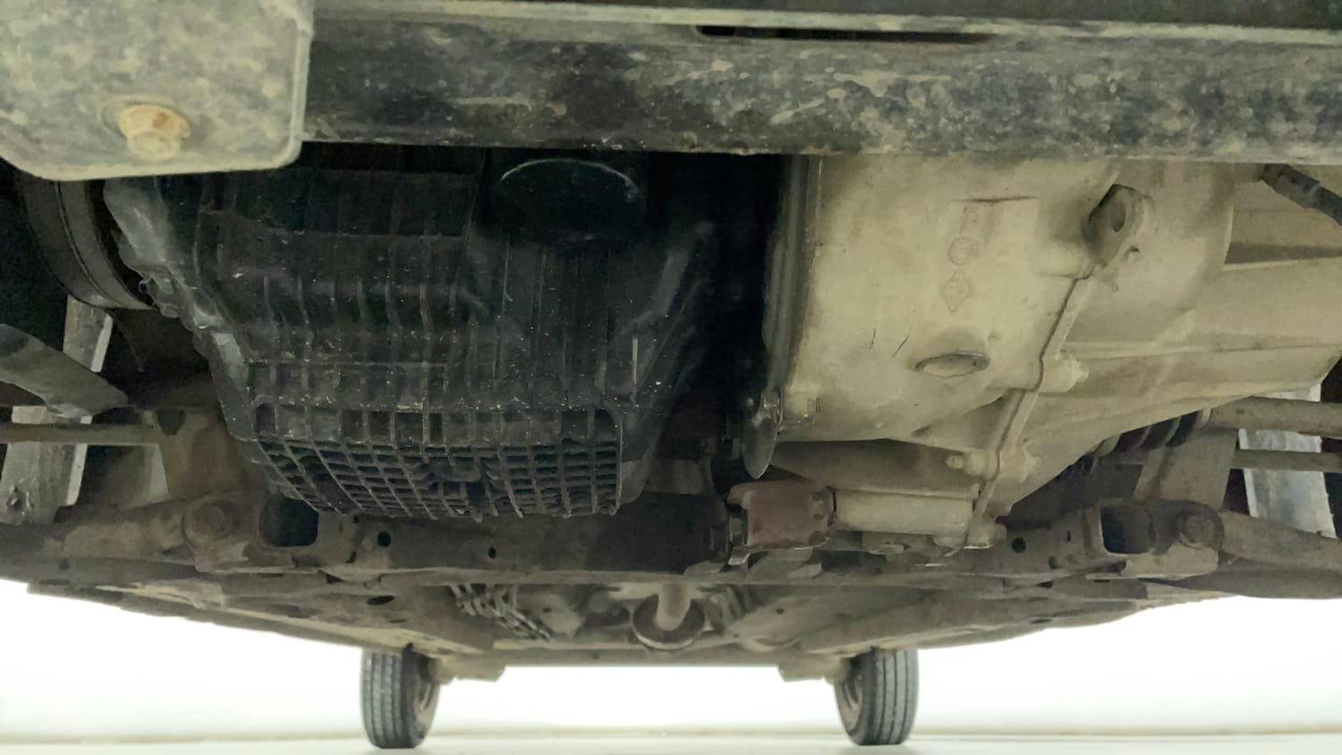 Used 2017 Renault Kwid 1.0 RXT Petrol Manual extra FRONT LEFT UNDERBODY VIEW