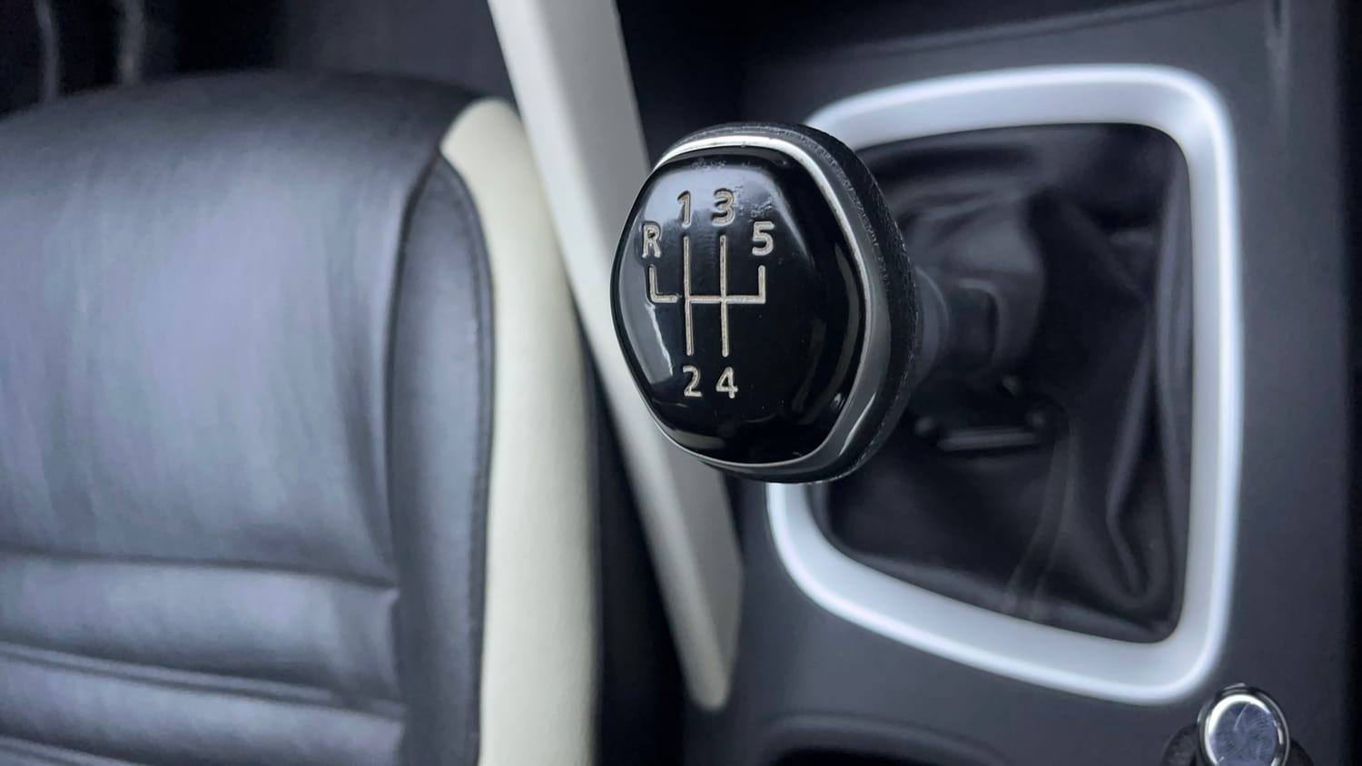 Used 2021 Nissan Magnite XV Dual Tone Petrol Manual interior GEAR  KNOB VIEW