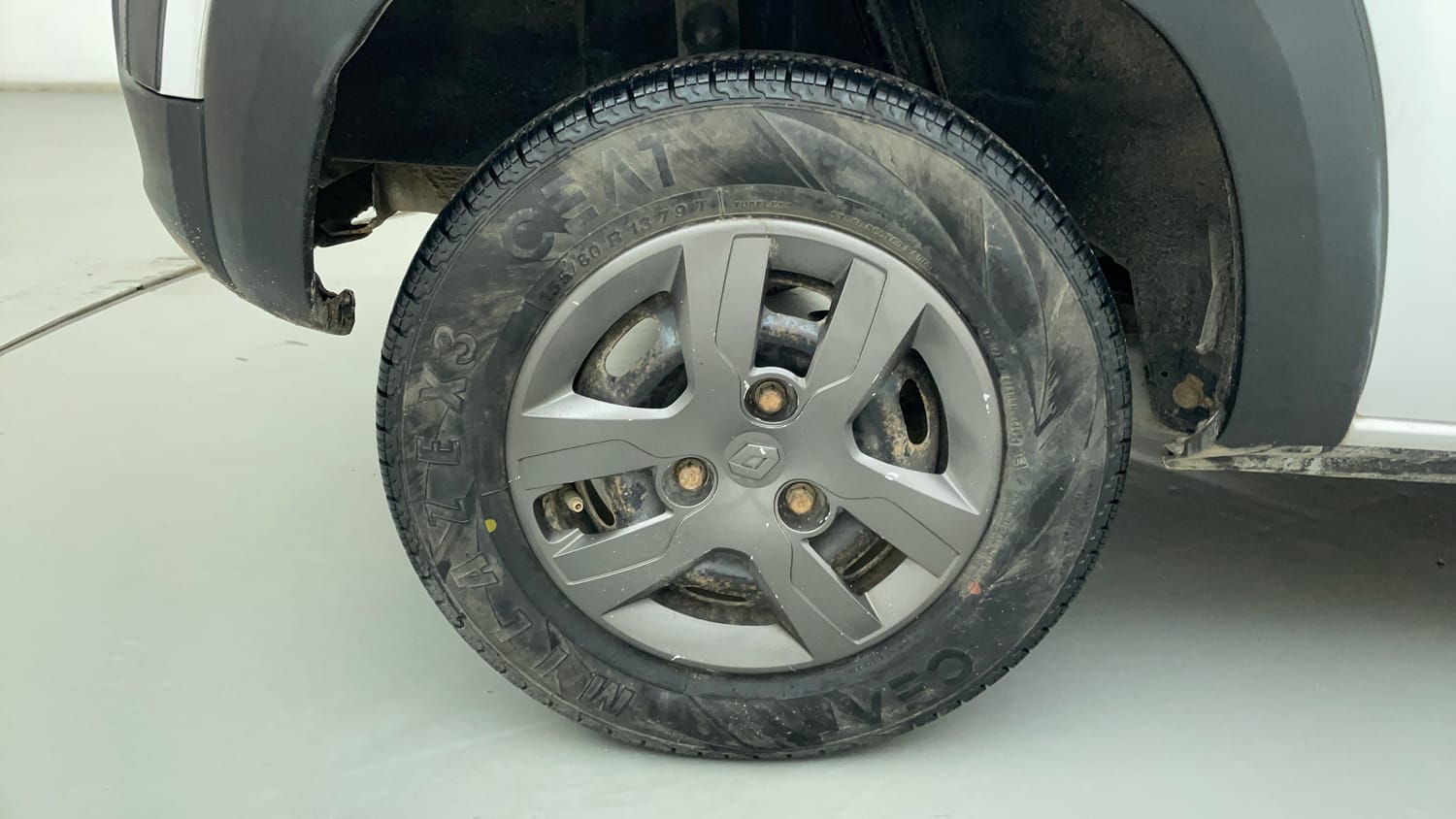 Used 2017 Renault Kwid 1.0 RXT Petrol Manual tyres RIGHT REAR TYRE RIM VIEW