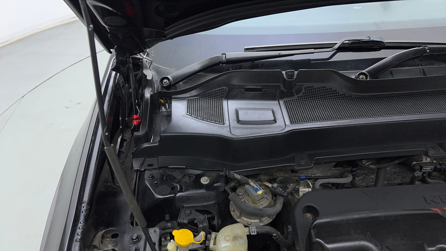 Used 2022 Tata Harrier XTA Plus Dark Edition Diesel Automatic engine ENGINE RIGHT SIDE HINGE & APRON VIEW