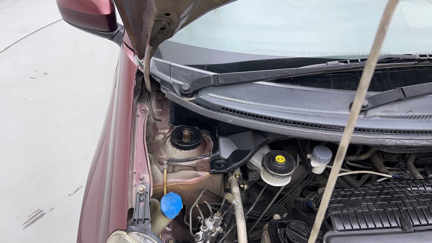 Used 2014 Honda Mobilio S Petrol Petrol Manual engine ENGINE RIGHT SIDE HINGE & APRON VIEW