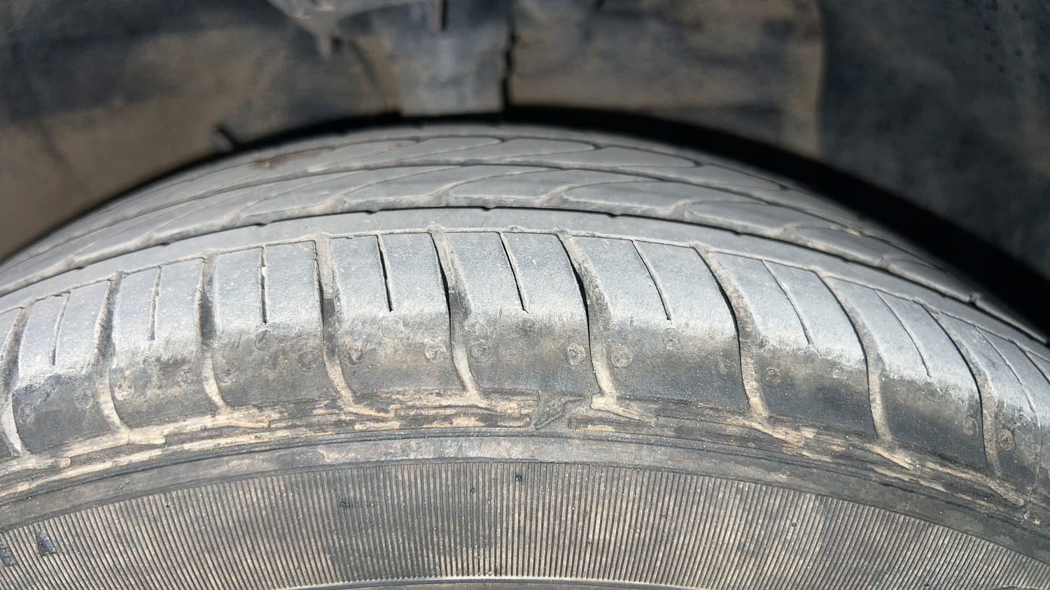 Used 2022 Hyundai Aura SX 1.2 Petrol Petrol Manual tyres RIGHT FRONT TYRE TREAD VIEW