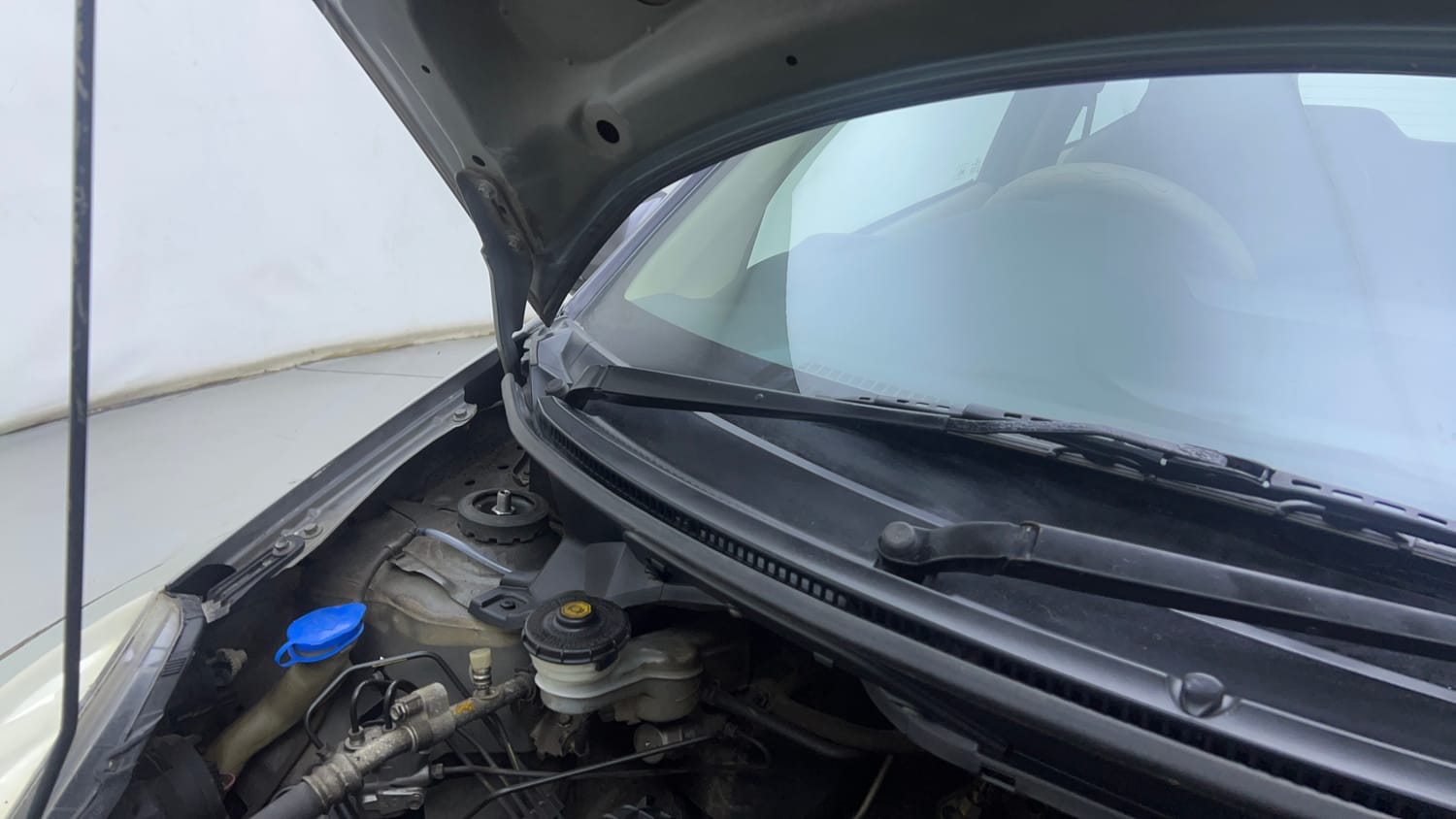 Used 2018 Honda Brio S (O)MT Petrol Manual engine ENGINE RIGHT SIDE HINGE & APRON VIEW