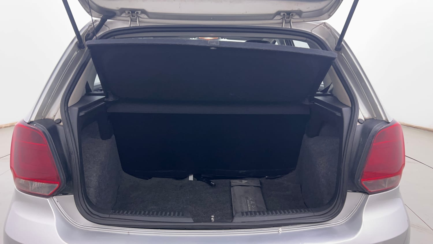 Used 2015 Volkswagen Polo Comfortline 1.2L (P) Petrol Manual interior DICKY INSIDE VIEW