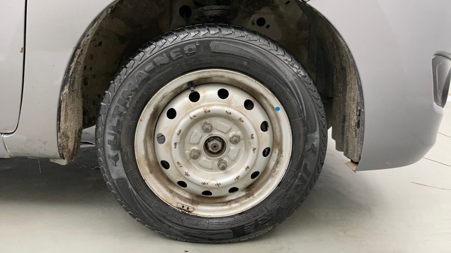 Used 2015 Maruti Suzuki Wagon R LXI Petrol Manual tyres RIGHT FRONT TYRE RIM VIEW