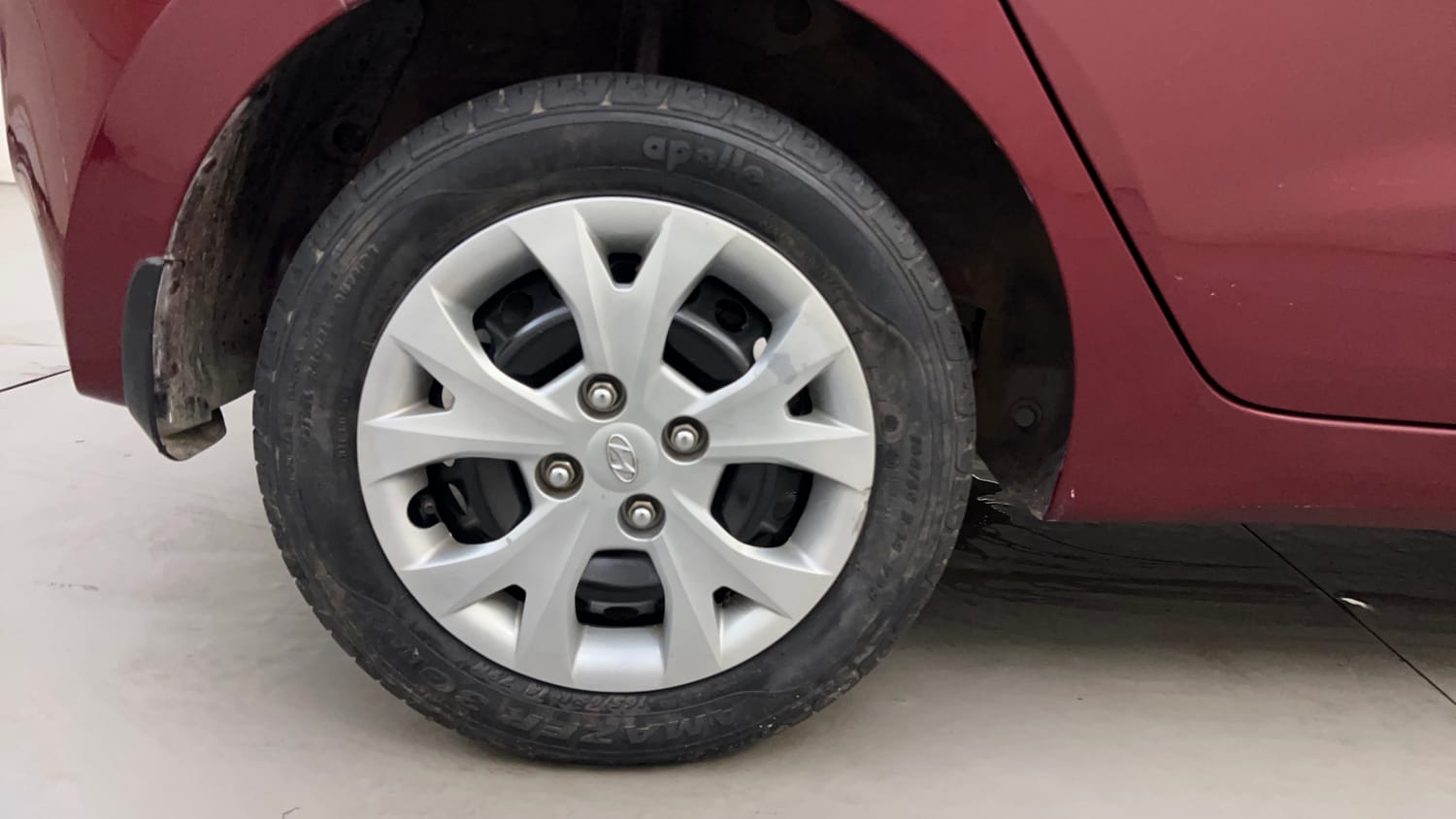 Used 2017 Hyundai Grand i10 Magna AT 1.2 Kappa VTVT Petrol Automatic tyres RIGHT REAR TYRE RIM VIEW