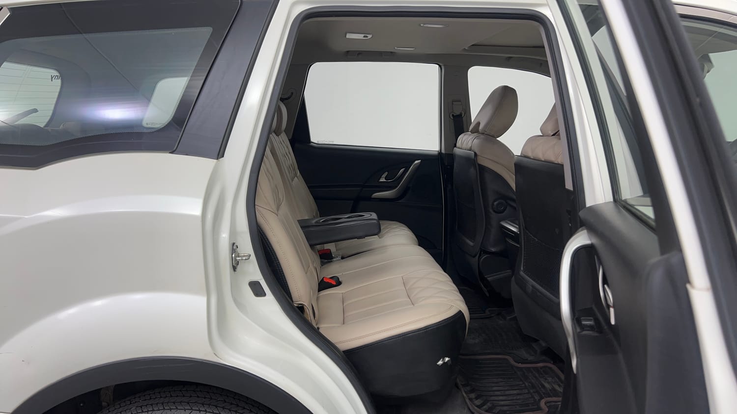 Used 2019 Mahindra XUV500 W9 Diesel Manual interior RIGHT SIDE REAR DOOR CABIN VIEW