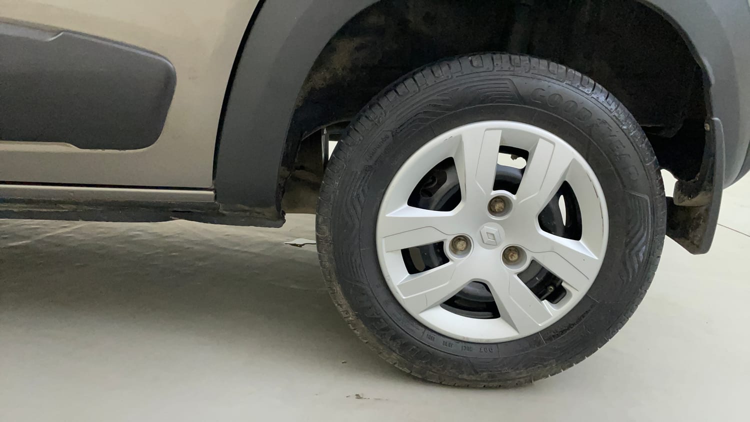 Used 2016 Renault Kwid RXT Petrol Manual tyres LEFT REAR TYRE RIM VIEW