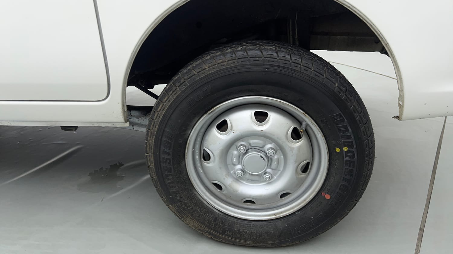Used 2022 Maruti Suzuki Eeco 5 STR AC (O) Petrol Manual tyres LEFT REAR TYRE RIM VIEW