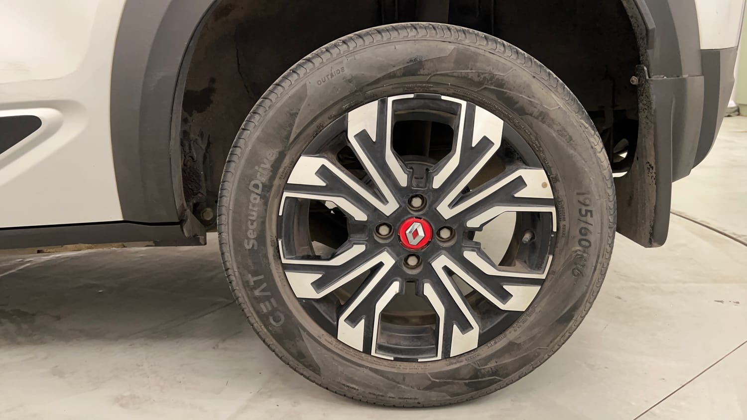 Used 2024 Renault Kiger RXZ Turbo CVT Dual Tone Petrol Automatic tyres LEFT REAR TYRE RIM VIEW