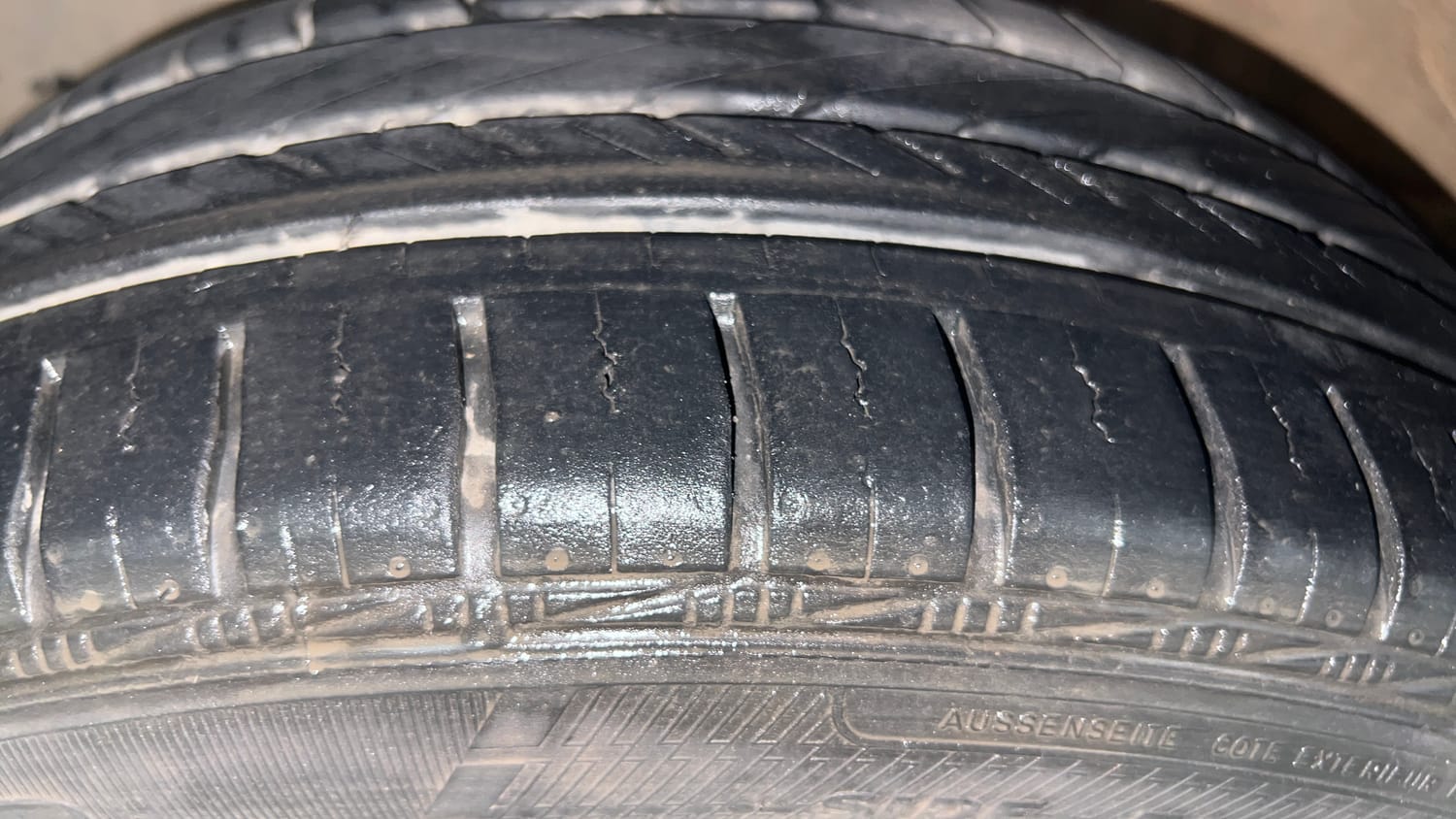 Used 2016 Volkswagen Polo Highline1.2L (P) Petrol Manual tyres LEFT FRONT TYRE TREAD VIEW