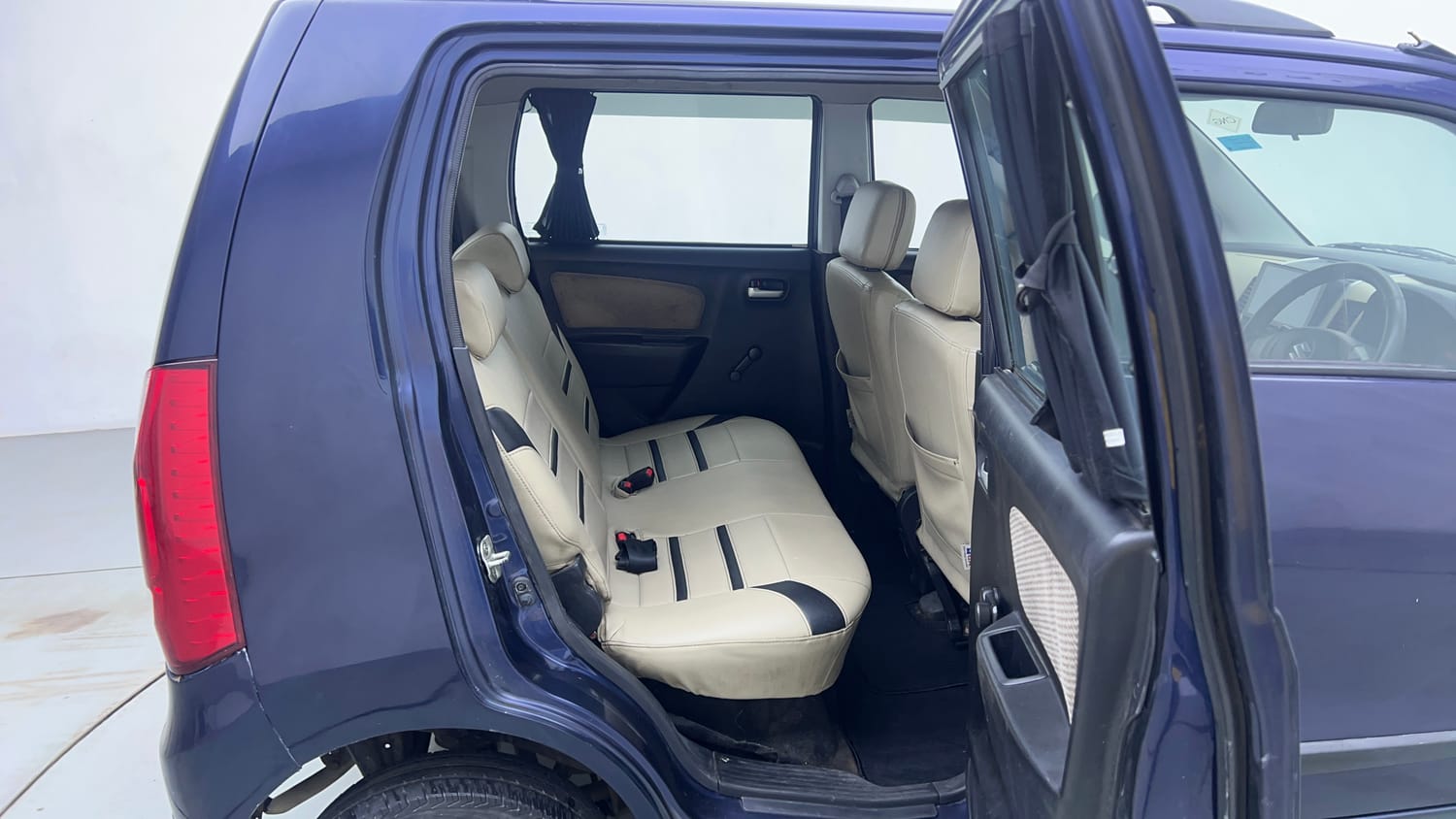 Used 2017 Maruti Suzuki Wagon R LXI CNG Cng Manual interior RIGHT SIDE REAR DOOR CABIN VIEW