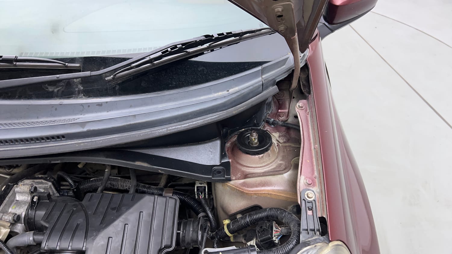 Used 2014 Honda Mobilio S Petrol Petrol Manual engine ENGINE LEFT SIDE HINGE & APRON VIEW