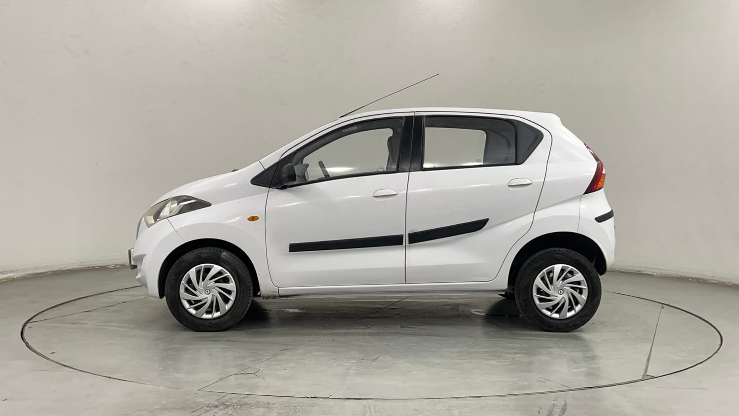 Used 2016 Datsun Redi-GO T (O) Petrol Manual exterior LEFT SIDE VIEW