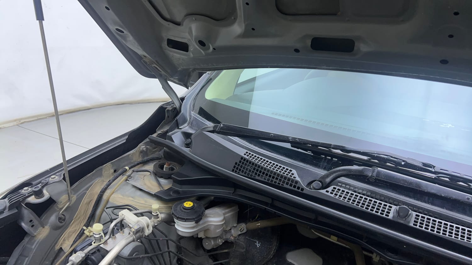 Used 2020 Honda Amaze 1.2 VX CVT Petrol Petrol Automatic engine ENGINE RIGHT SIDE HINGE & APRON VIEW