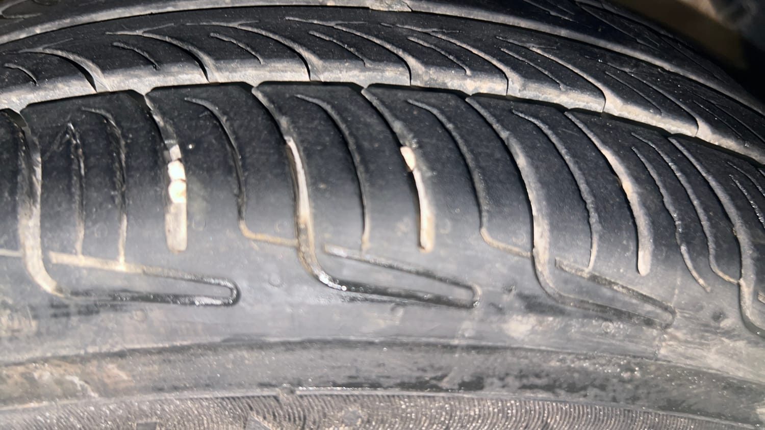Used 2022 Maruti Suzuki Swift ZXi AMT Petrol Automatic tyres RIGHT FRONT TYRE TREAD VIEW