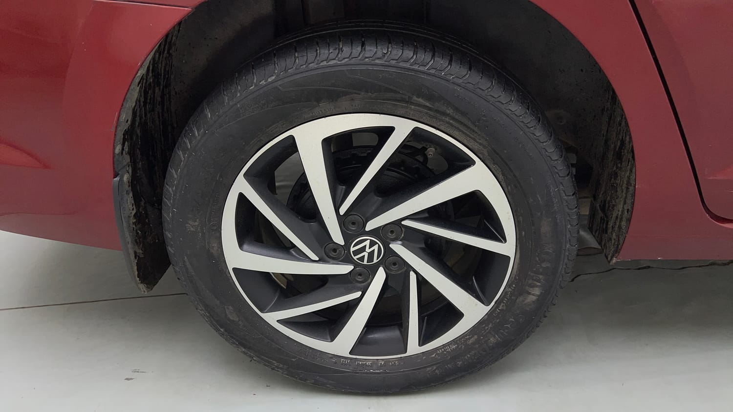 Used 2023 Volkswagen Virtus Topline 1.0 TSI MT Petrol Manual tyres RIGHT REAR TYRE RIM VIEW