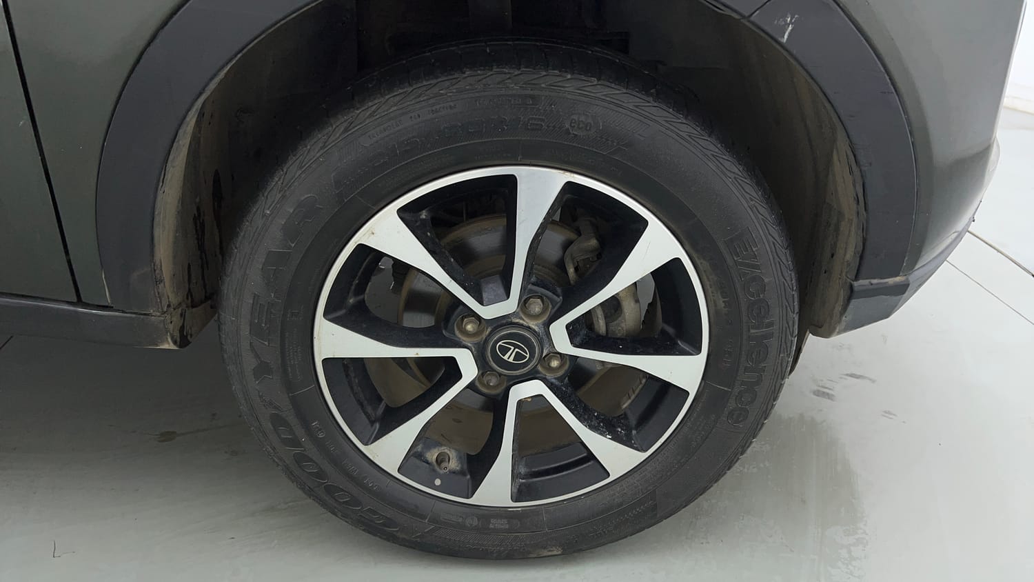 Used 2021 Tata Nexon XZ Plus Petrol Manual tyres RIGHT FRONT TYRE RIM VIEW