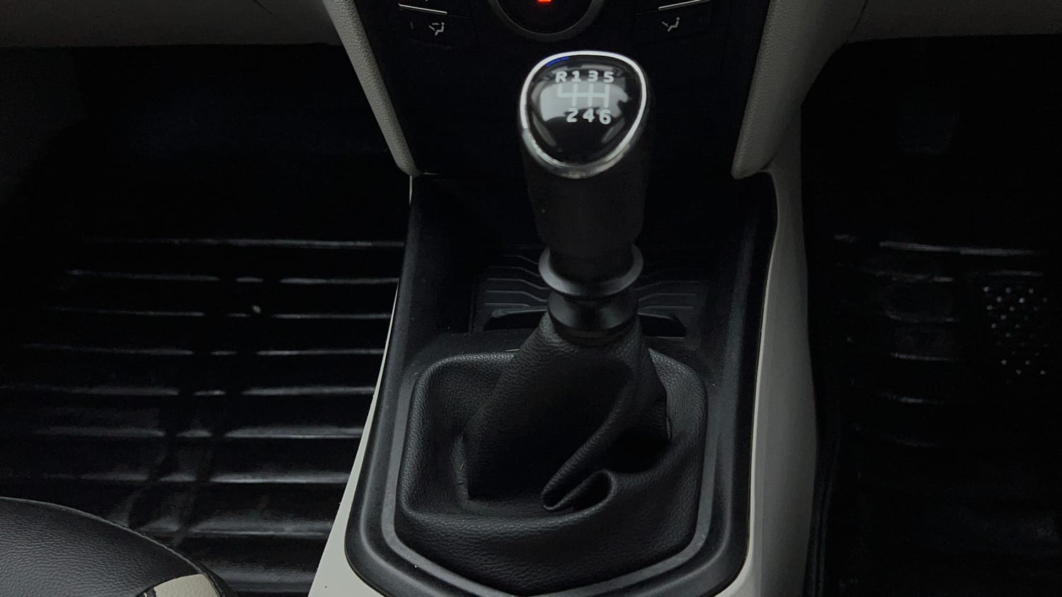 Used 2020 Mahindra XUV 300 1.2 W6 Petrol Manual interior GEAR  KNOB VIEW