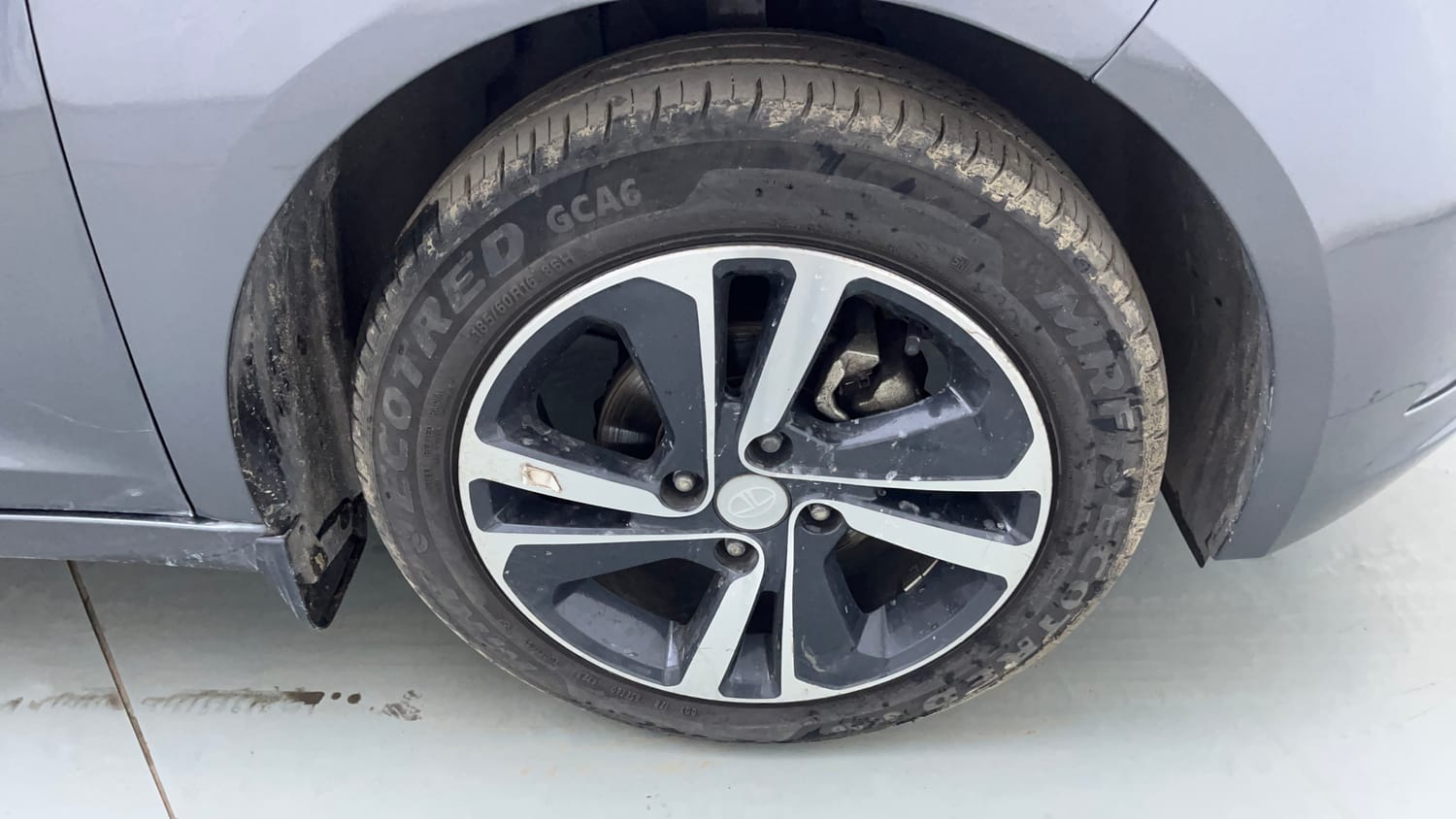 Used 2024 Tata Altroz XZ Plus (S) iCNG Cng Manual tyres RIGHT FRONT TYRE RIM VIEW
