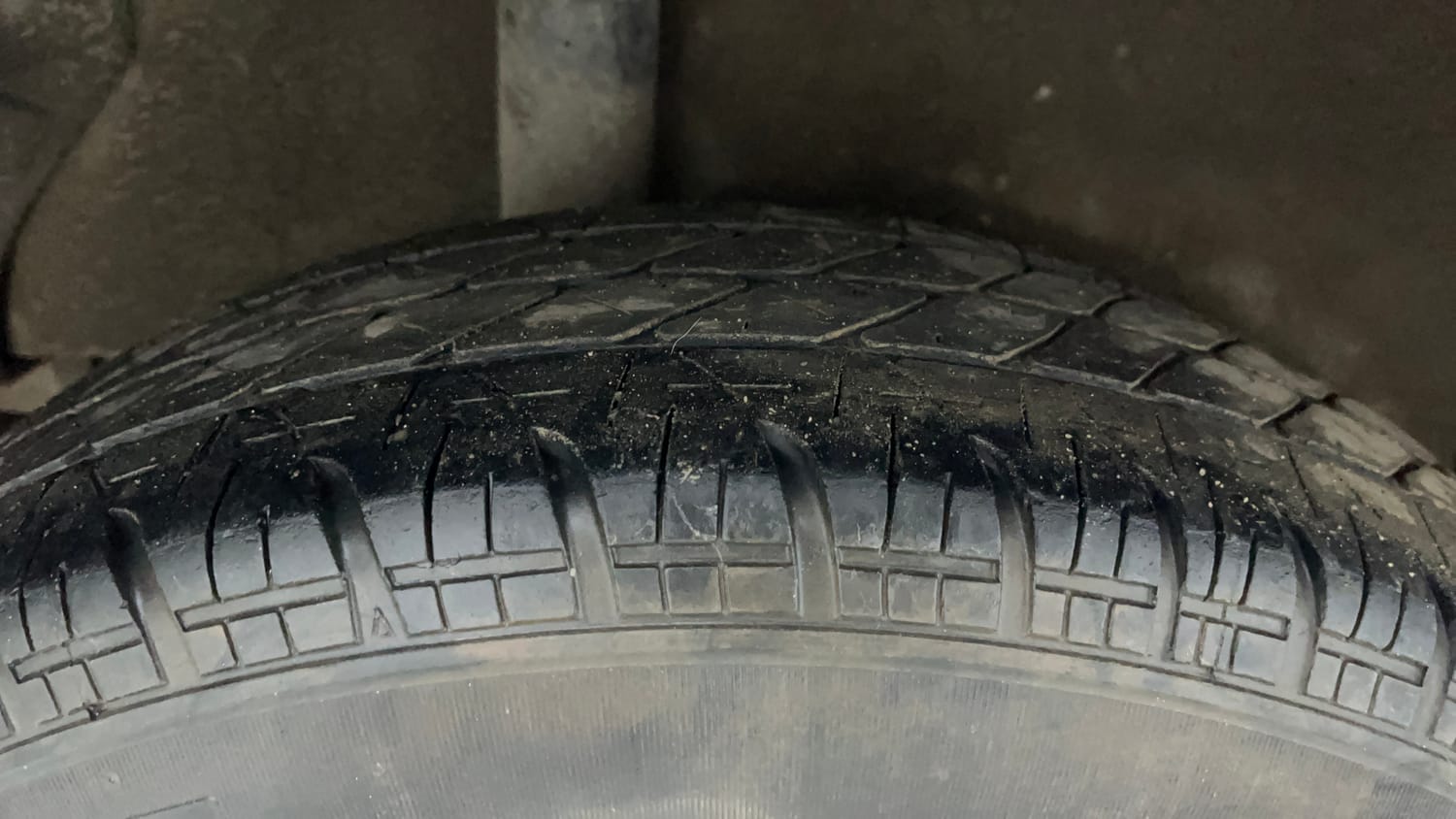 Used 2015 Maruti Suzuki Ritz Vxi BS-IV Petrol Manual tyres RIGHT REAR TYRE TREAD VIEW